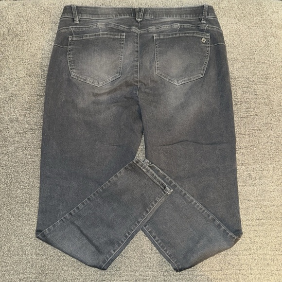 Democracy Jeans - Picture 2 of 7